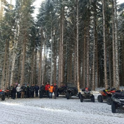 Quad-63_Randonnee quad auvergne en hiver_Photo de groupe avec les machines au pied des sapins